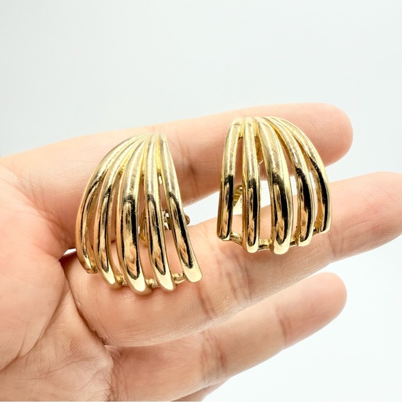 Vintage Crown Trifari Gold Tone Ribbed Fan Shape Signed Clip-On Earrings - Picture 5 of 6